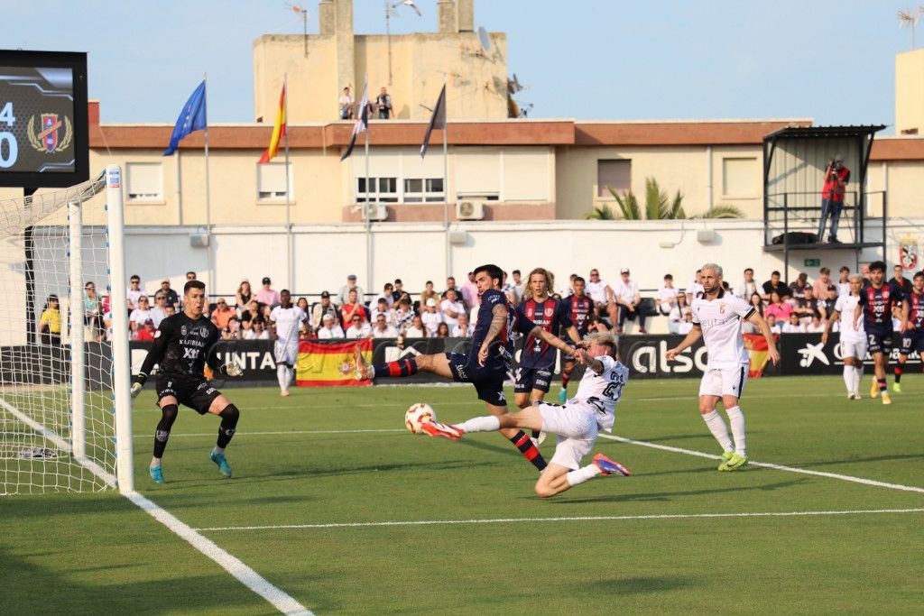 La AD Ceuta estrena su título de campeón con un empate ante el Yeclano