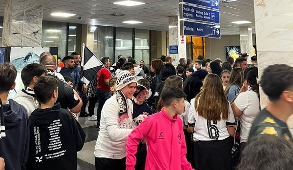 Ceuta hace historia para celebrar el ascenso con los héroes de su equipo