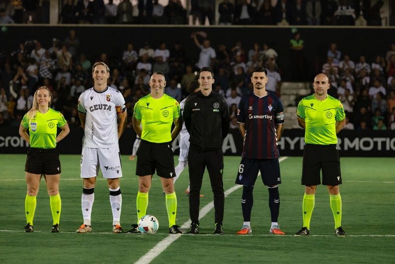 El Ceuta suma su tercera victoria seguida en casa ante un Eibar con diez casi todo el partido (1-0)