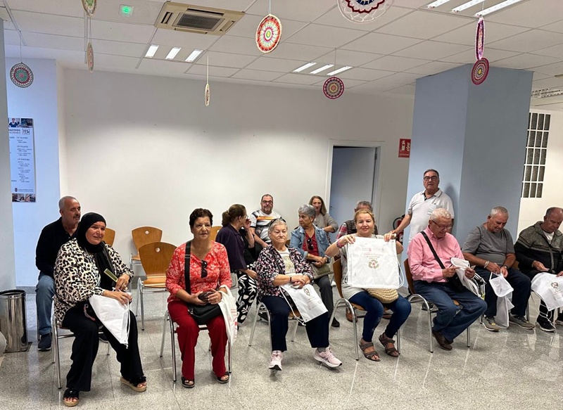 La Fundación AD Ceuta FC entrega mochilas a los mayores para promover la limpieza de los montes en el Día de la Mochila 