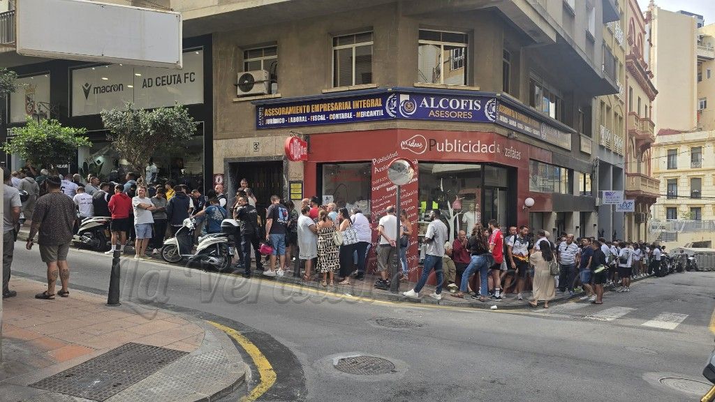 Decenas de personas para sacar las entradas para el Cádiz - Ceuta
