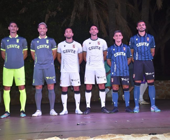 La AD Ceuta FC presenta sus camisetas para una temporada inolvidable en Segunda División