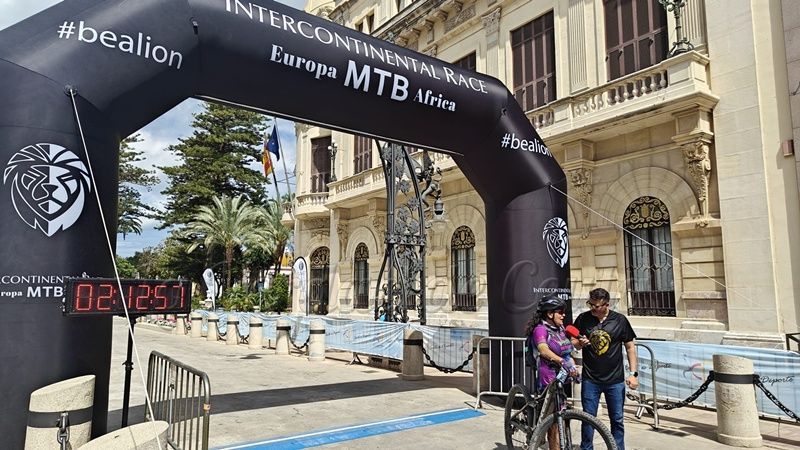 La Gran Vía de Ceuta acoge la segunda etapa de la ‘IV Intercontinental Race Bike’ con 250 ciclistas