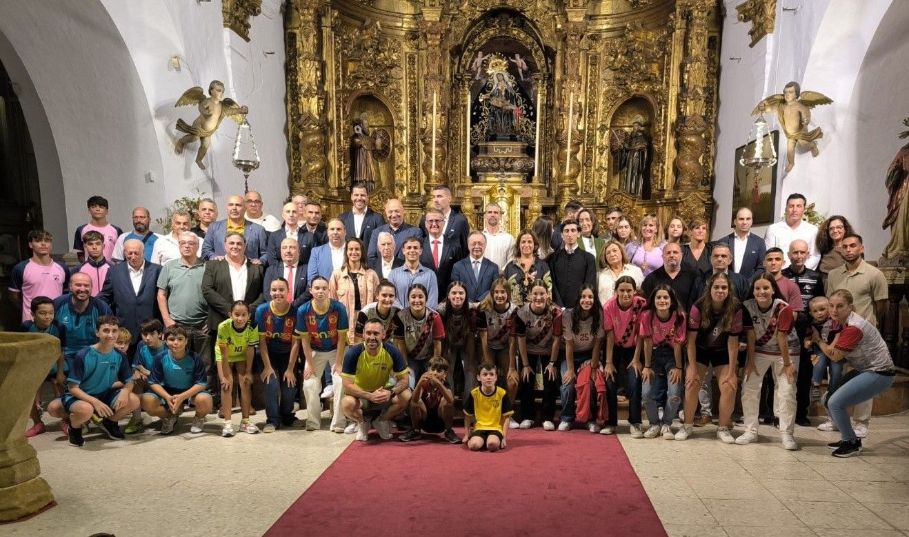 La RFFCE celebra su tradicional ofrenda con motivo del inicio de la temporada