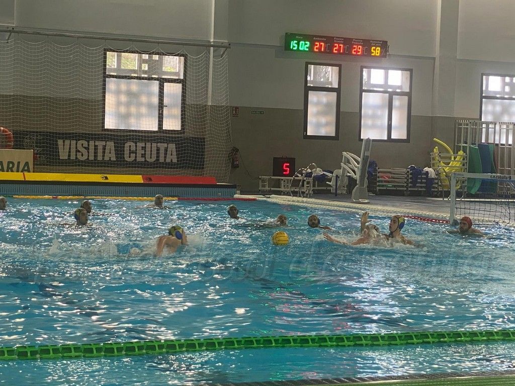 El Club Natación Caballa se queda en la División de Honor tras ganar de nuevo al Real Canoe (7-8)