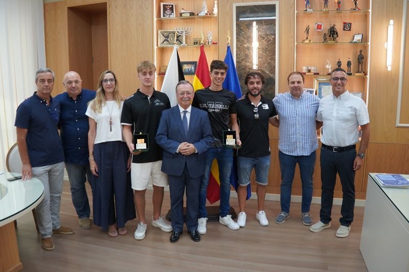 Vivas recibe al nadador Alejandro López y al waterpolista Manuel Matoso