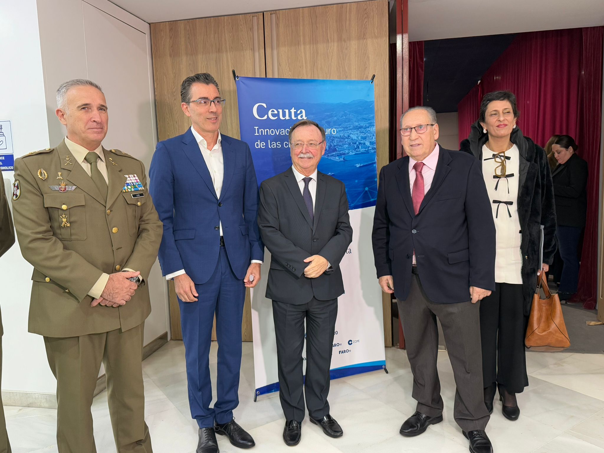 Marcos LLago Navarro, Comandante General de Ceuta, Joaquín Segovia, director de teléfonica en el sur de España, Juan Vivas, presidente de Ceuta, presidente de El Faro de Ceuta y Kissy Chandiramani, consejera de Hacienda, Economía y Transformación Digital