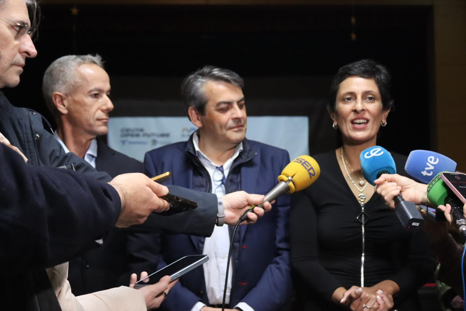 Miguel Señor, Rafael Expósito y Kissy Chandiramani antes de comenzar con la I Feria de las Ideas ante los medios de comunicación
