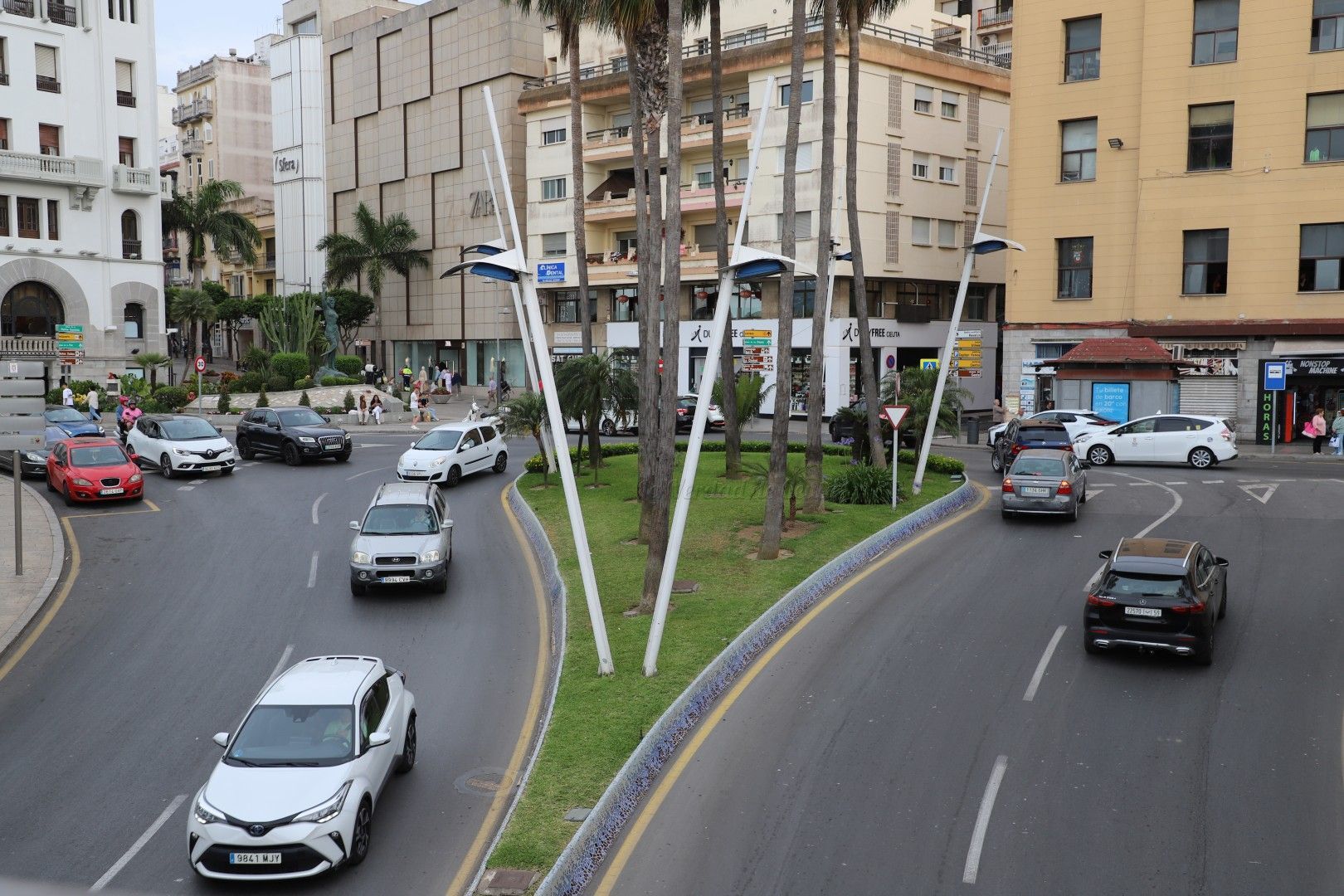 MDyC denuncia la “campaña de derribo” de zonas de aparcamiento para coches y motos en las barriadas y el centro de la ciudad