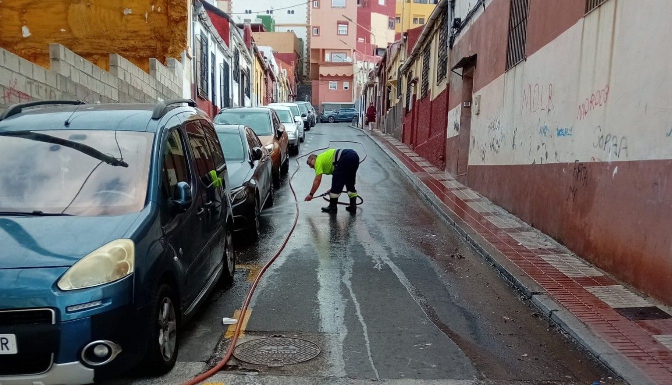 Los operarios de Servilimpce continúan con sus baldeos en distintas zonas