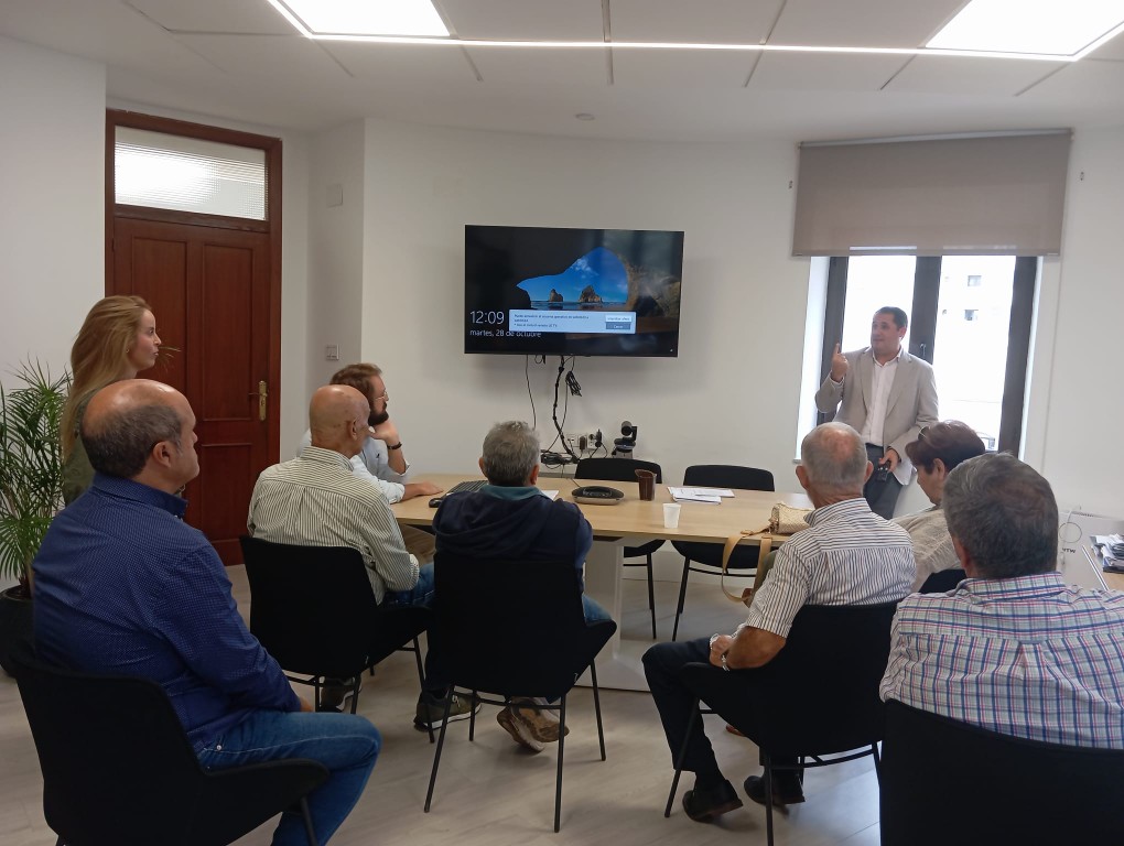 Alejandro Ramírez mantiene una reunión con representantes de los feligreses de la Virgen del Carmen