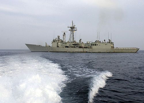 La fragata Victoria escolta al portaviones USS Gerald R. Ford en su tránsito por el Estrecho