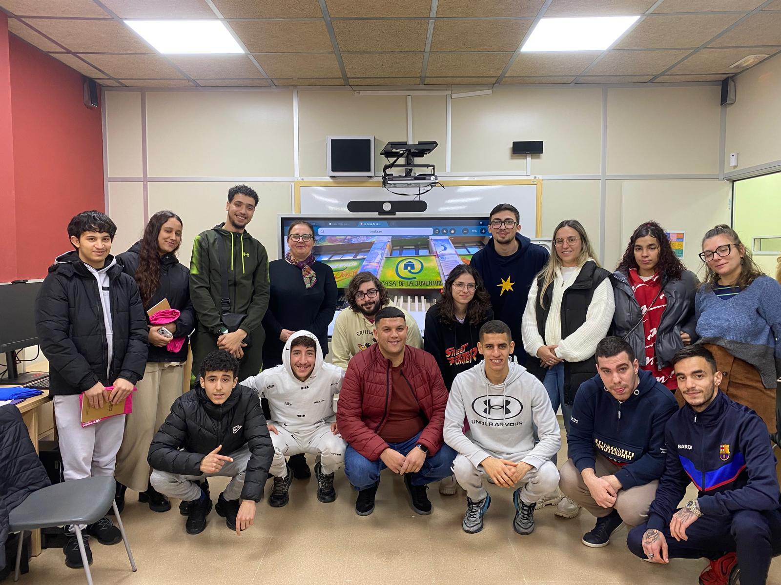 Cultura y Juventud se reúnen con los jóvenes que cursan Formación Integral Básica