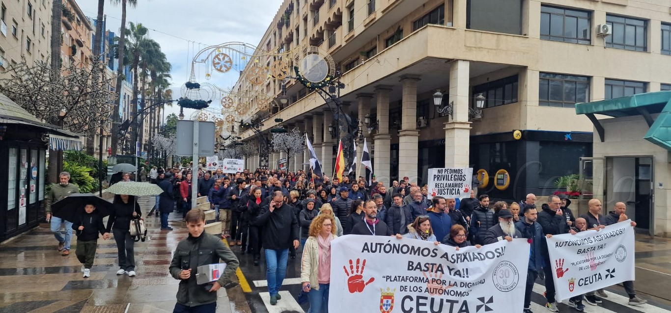 La lluvia no frena a los autónomos de Ceuta, que claman por un trato digno en una multitudinaria marcha