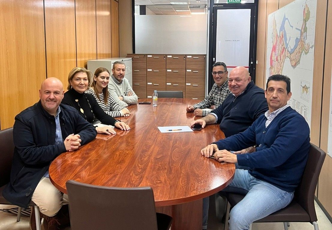 UGT se reúne con el consejero Nicola Cecchi para hablar del futuro del personal del hotel Puerta de África