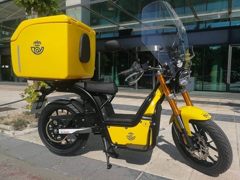 Correos amplia su flota de reparto con 800 nuevas motos eléctricas ciberseguras 