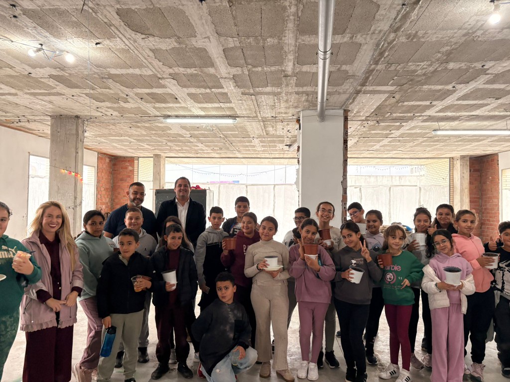 Alejandro Ramírez participa en una actividad educativa en los huertos urbanos