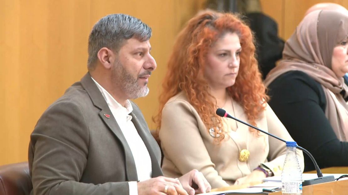 Mohamed Mustafa, líder de CeutaYa!, junto a Julia Ferreras