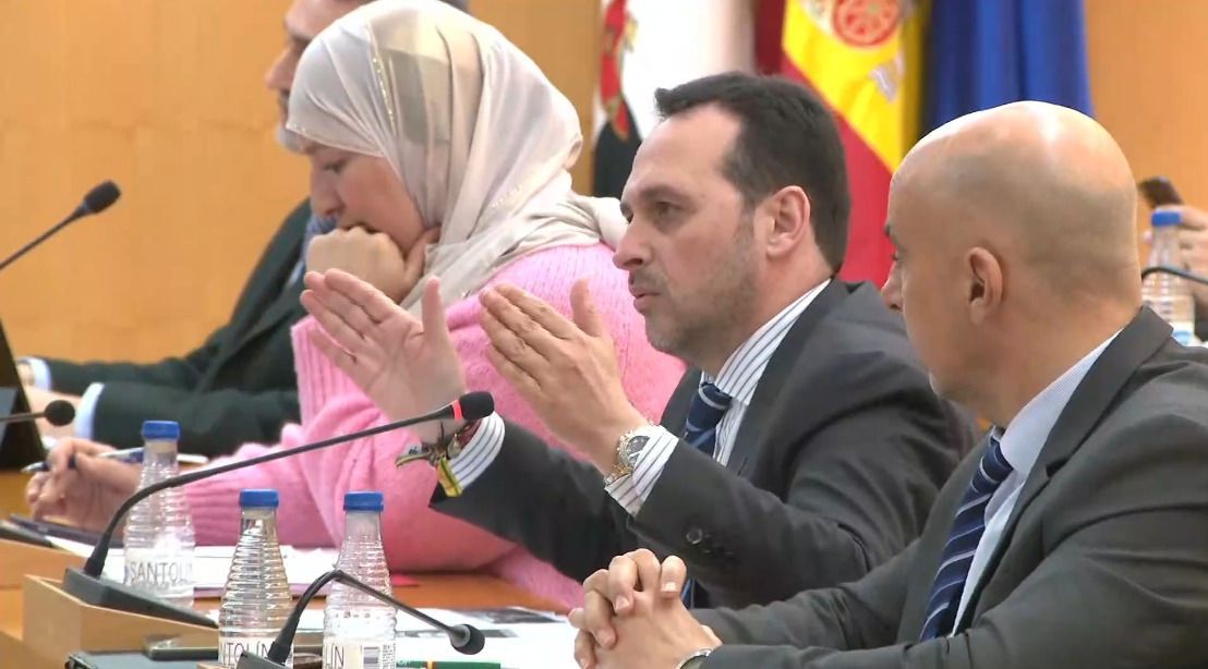 VOX cuestiona en el pleno la política turística y Cecchi avanza una inversión de dos millones de euros