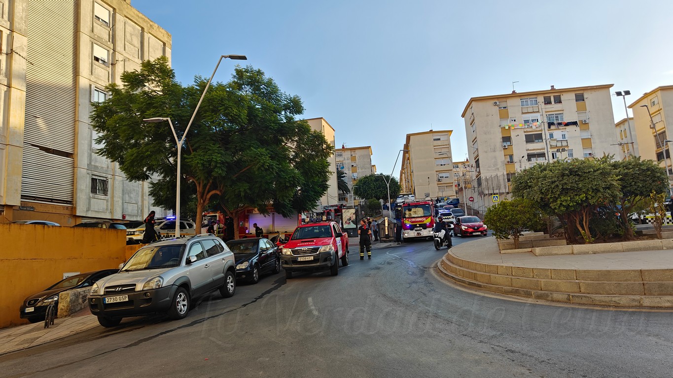 Un incendio en un garaje de las 108 Viviendas obliga a desalojar parte del edificio