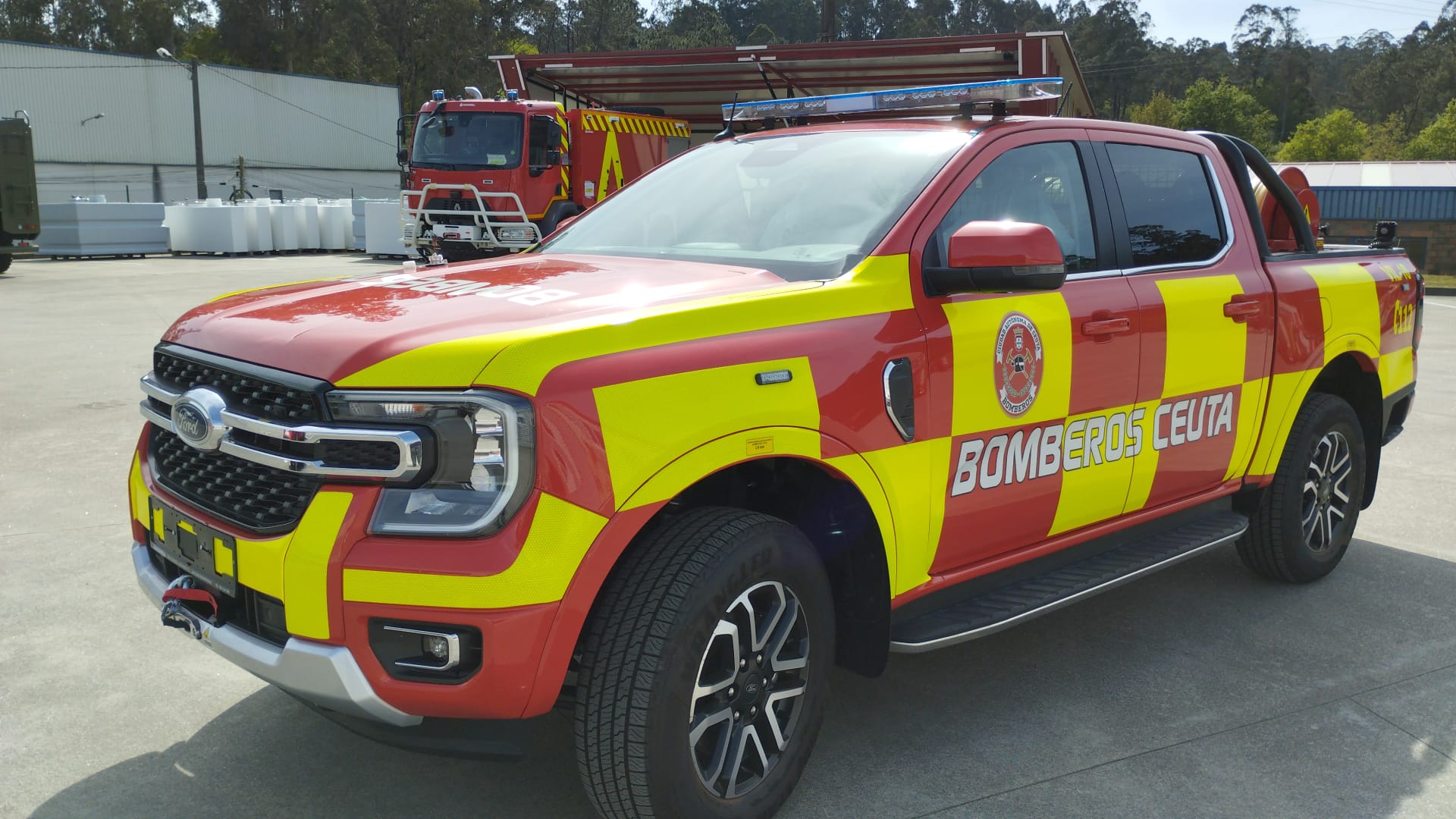 Adjudican nuevos vehículos para Bomberos y el Parque Móvil