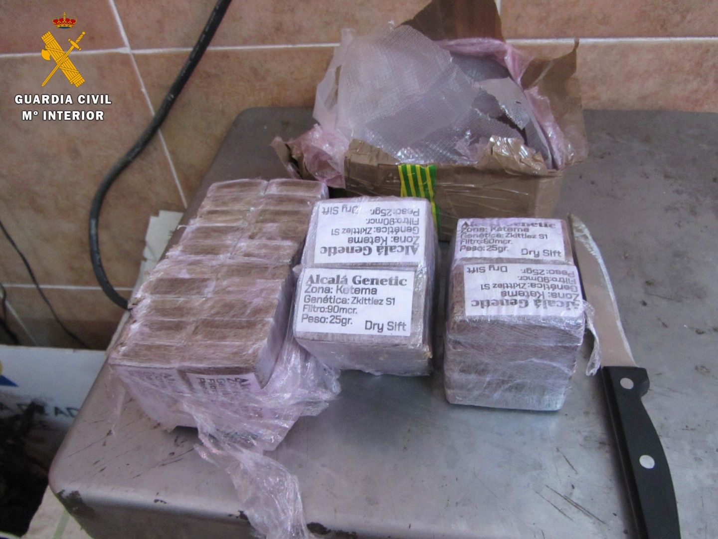 Hallan más de 100 kilos de hachís amarrados a una boya en la Almadraba