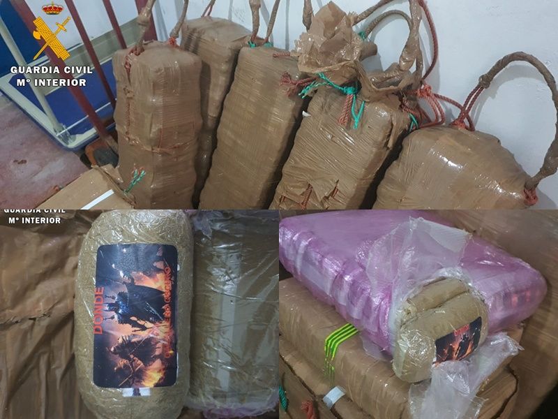 Hallan 173 kilos de hachís flotando en aguas de la bahía sur
