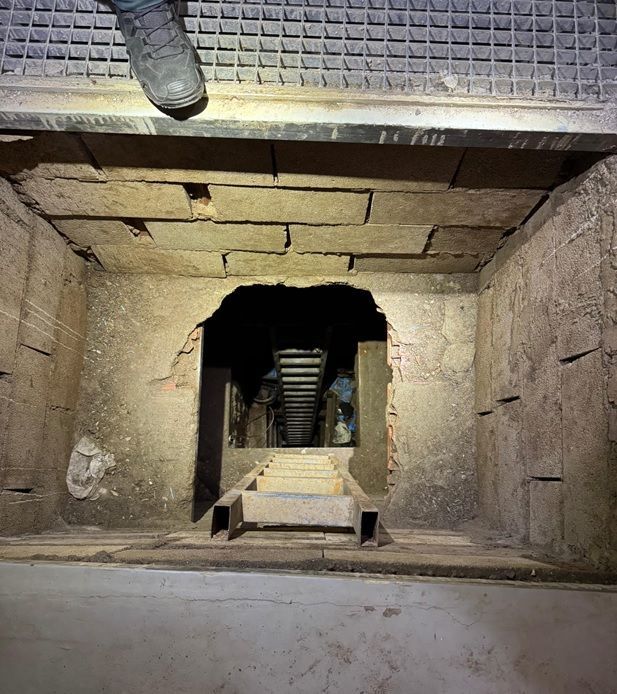 La Guardia Civil sigue inspeccionando el túnel para introducir drogas hallado en el polígono industrial del Tarajal