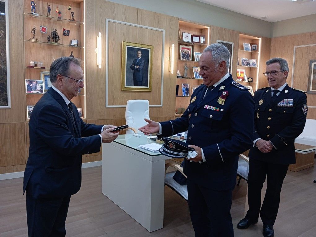 Vivas participa en la entrega de las divisas al nuevo inspector de la Policía Local, Manuel Piñero