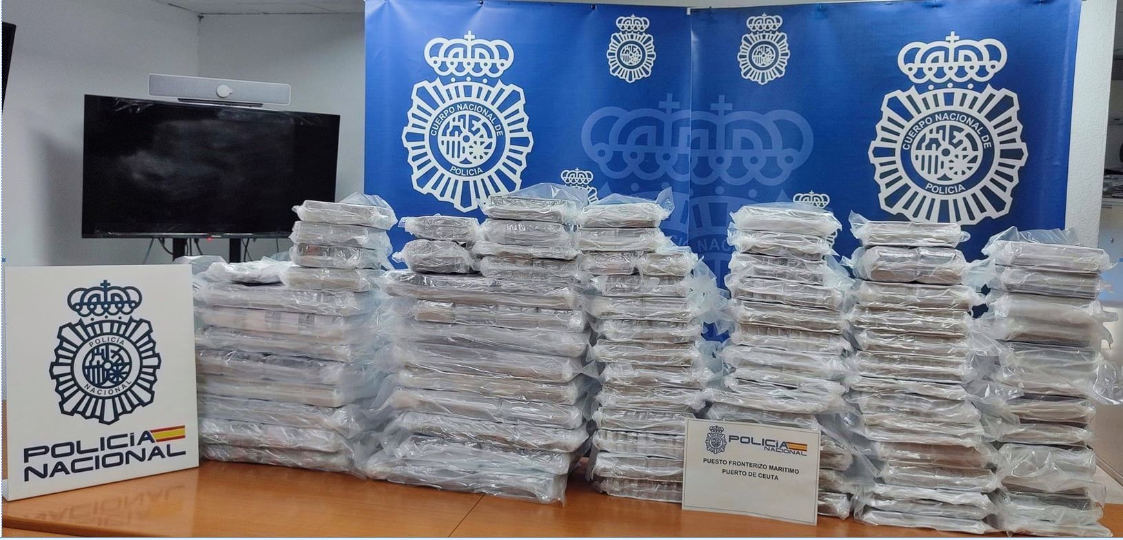 La Policía Nacional detiene a una pareja que viajaba con sus 4 hijos menores y llevaba 220 kilos de hachís ocultos