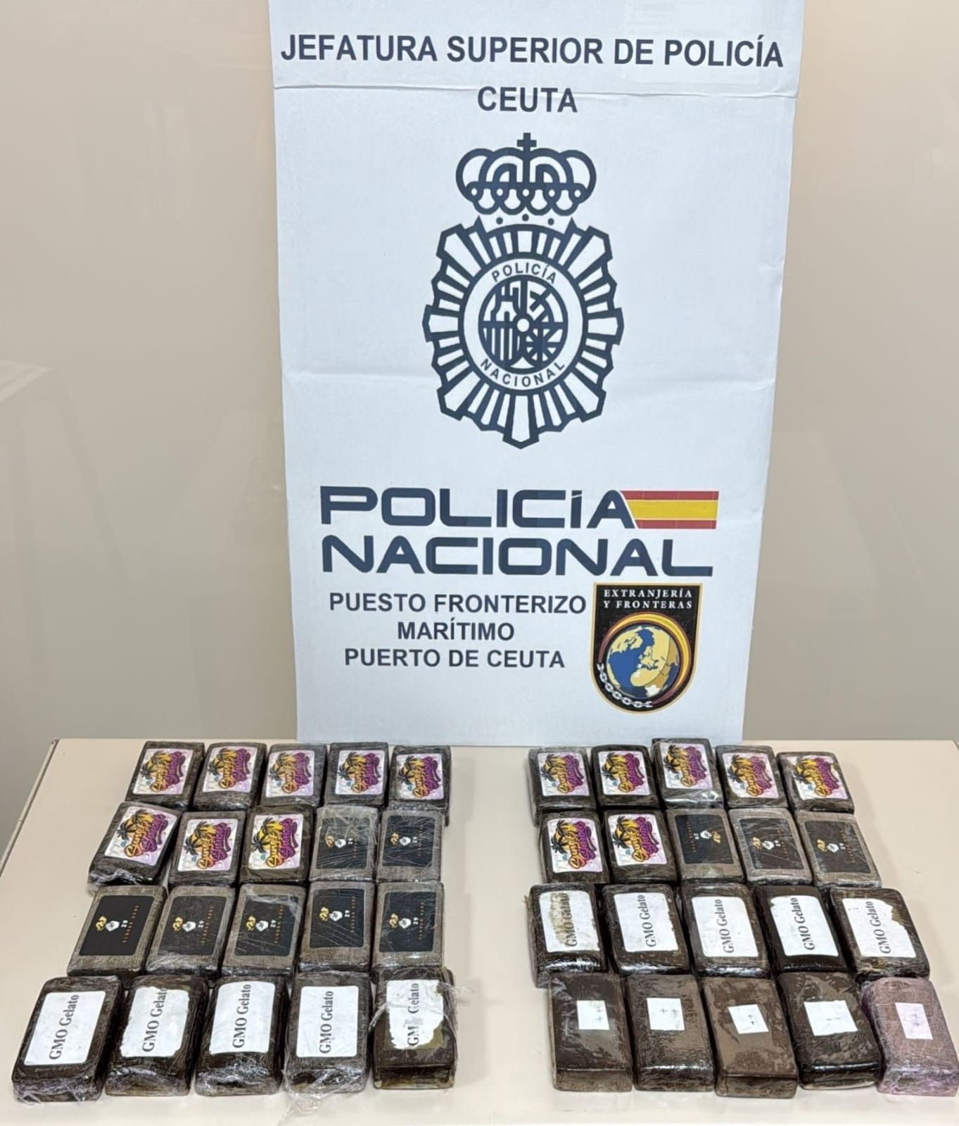 Detenidas dos mujeres, una de ellas menor de edad, cuando iban a embarcar con hachís adosado a su cuerpo