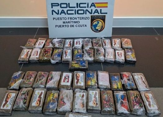 Detenidos dos menores cuando embarcaban con hachís adosado a su cuerpo