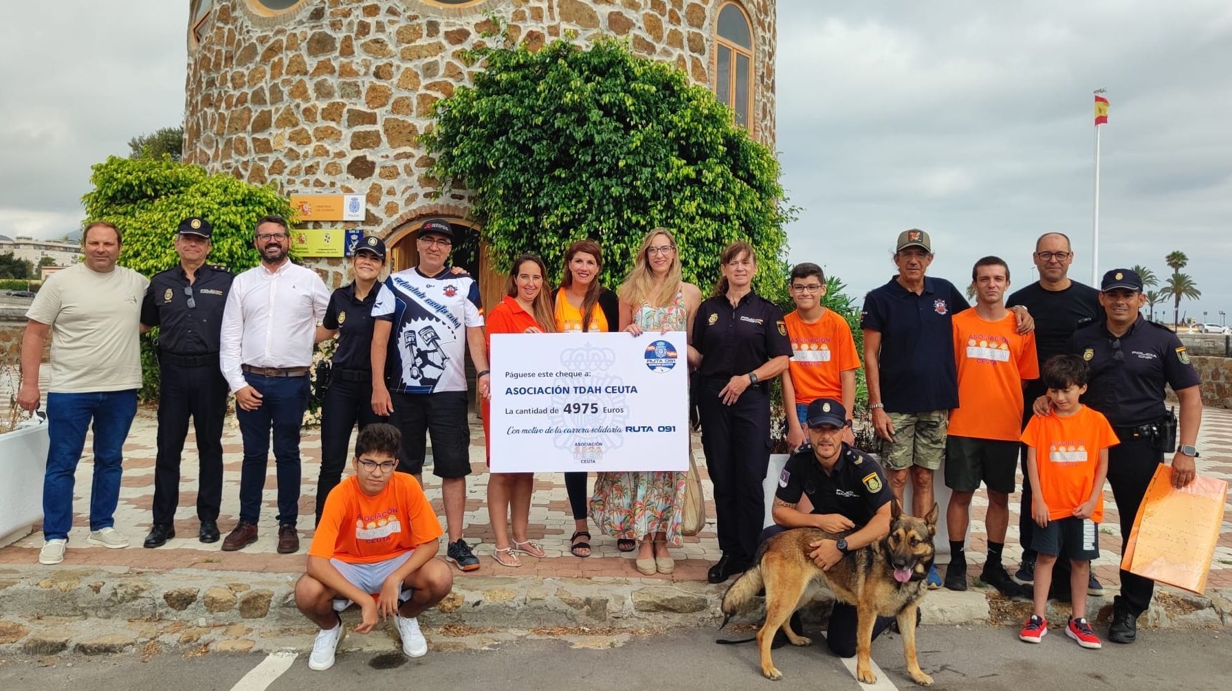 La Policía Nacional entrega a TDAH Ceuta la recaudación de la carrera “Ruta 091”