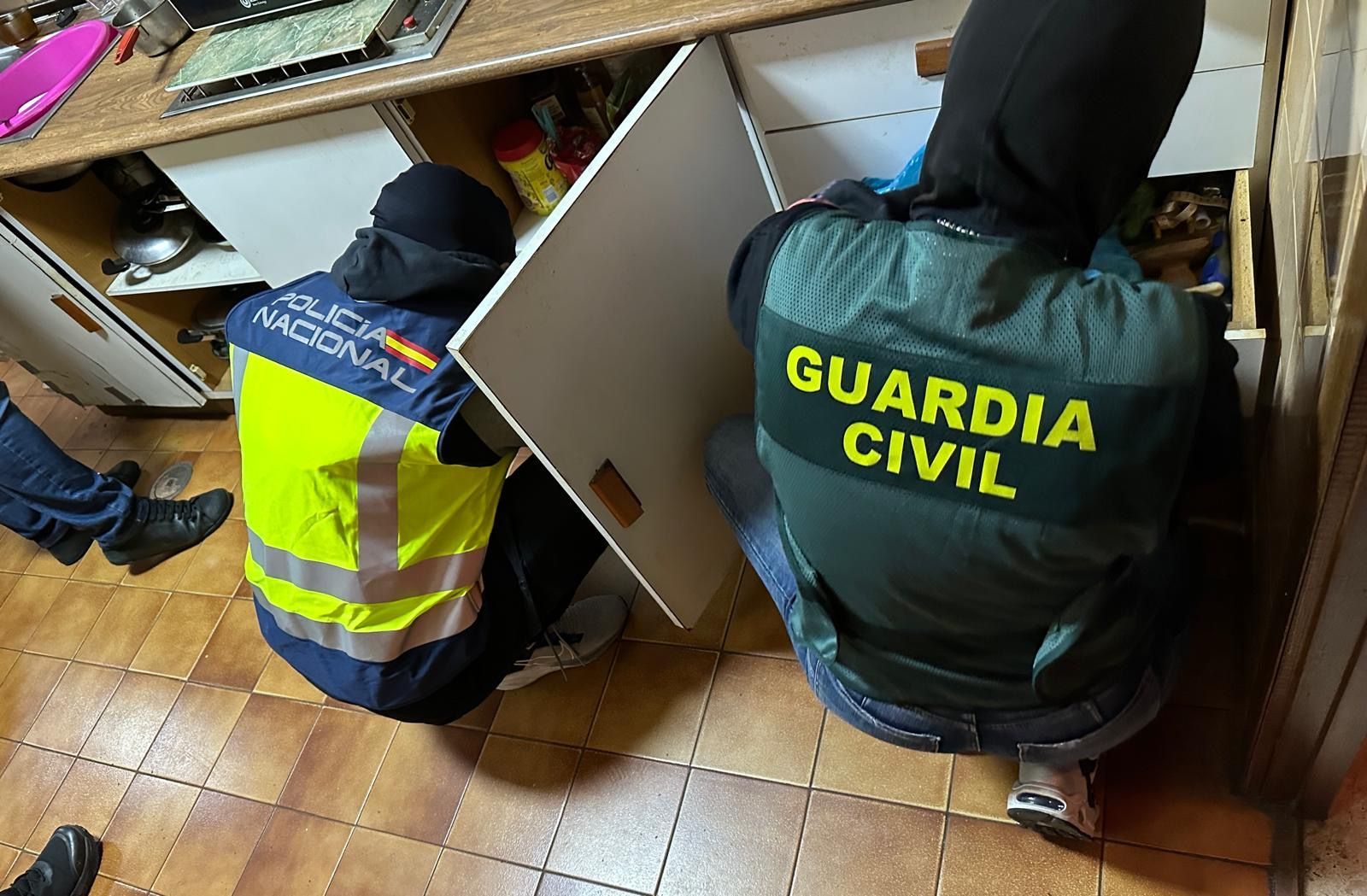 La operación policial contra el narcotráfico se salda con 23 detenidos, entre ellos un guardia civil