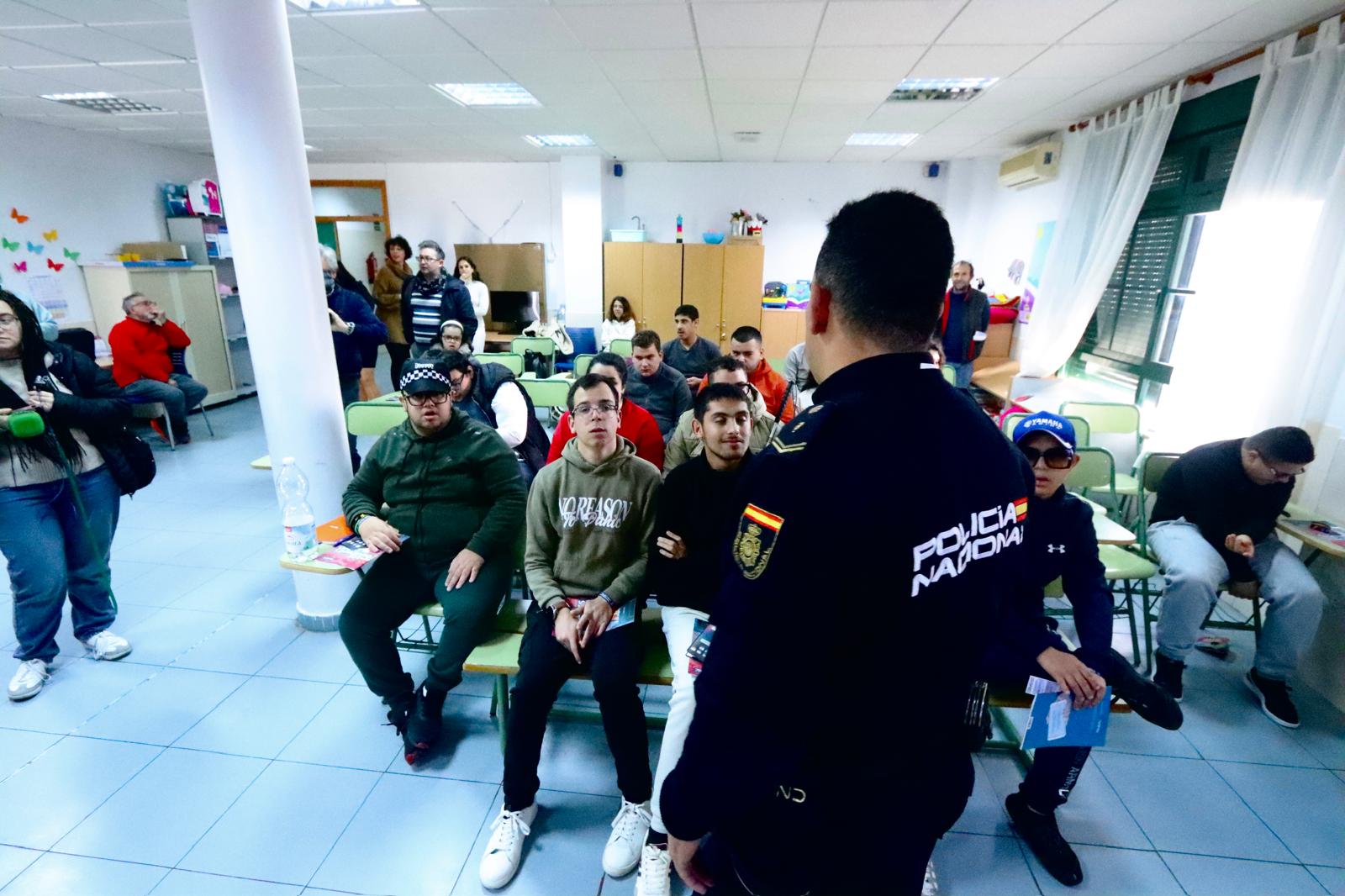 La Policía Nacional traslada al CEE San Antonio una charla contra el acoso escolar