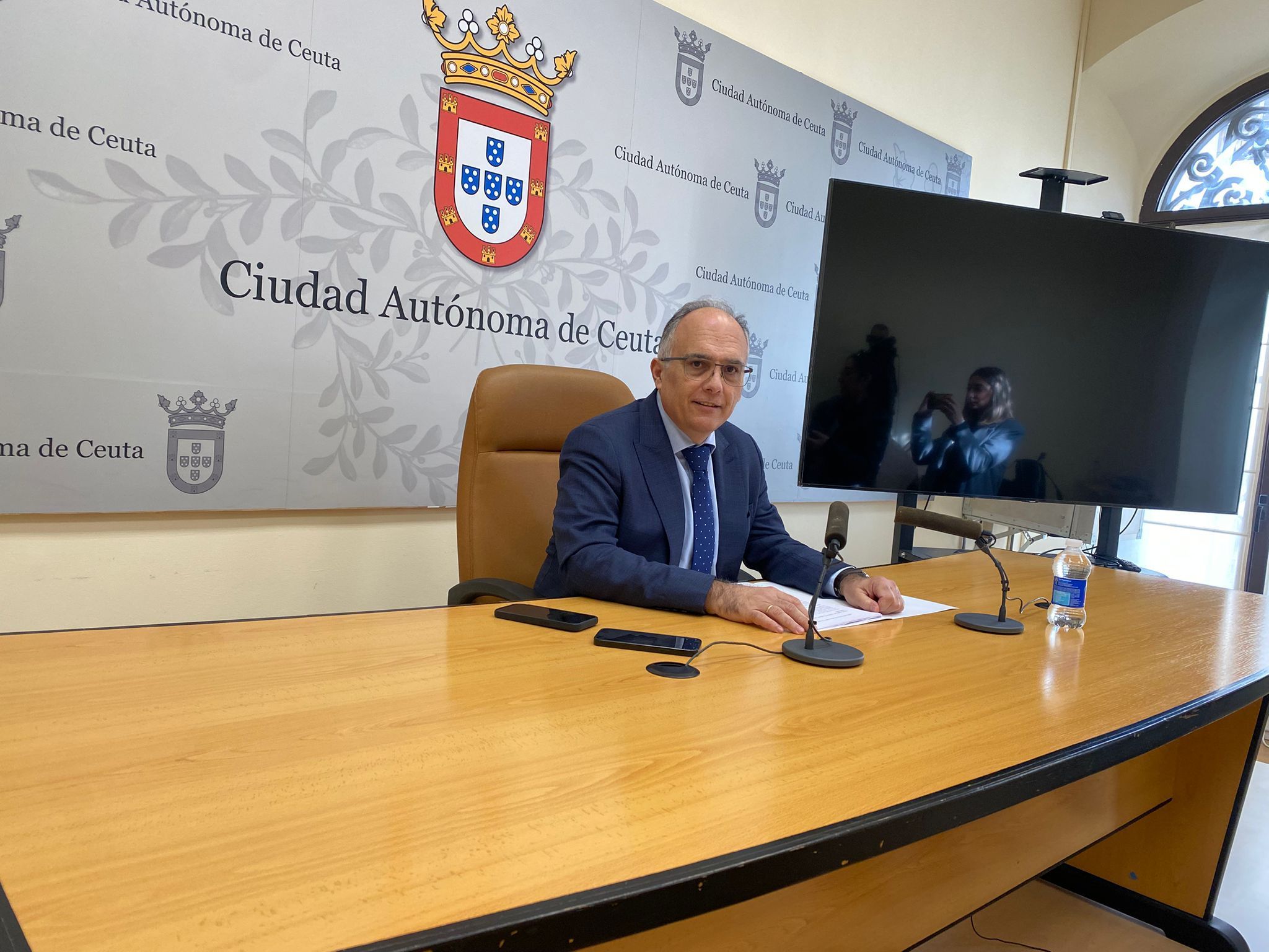 Ceuta estudia implantar un servicio de videollamada para facilitar la atención a personas con discapacidad auditiva