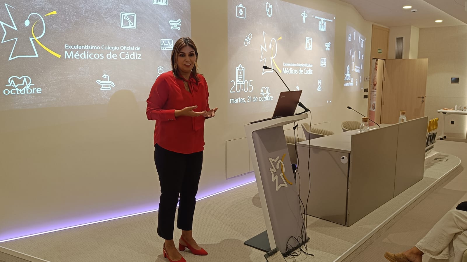 La consejera Benzina participa en una mesa redonda en el Hospital Puerta del Mar de Cádiz