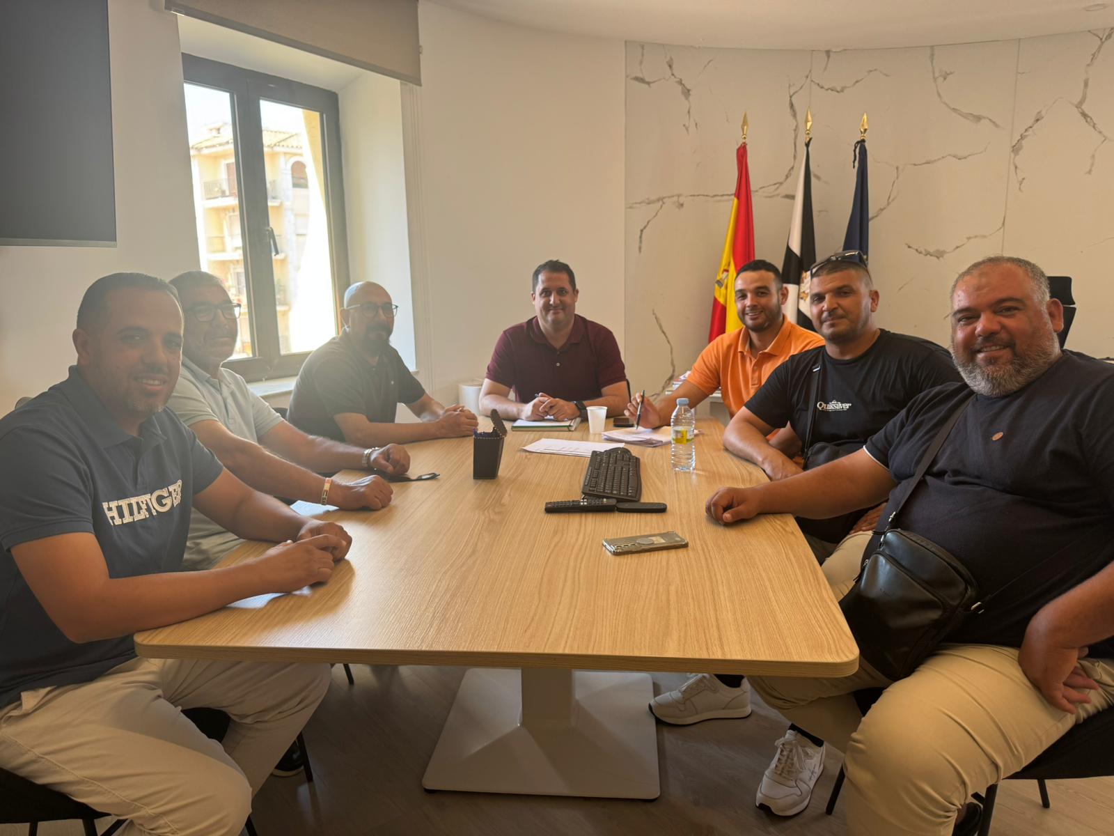 Alejandro Ramírez se reúne con el sector del taxi