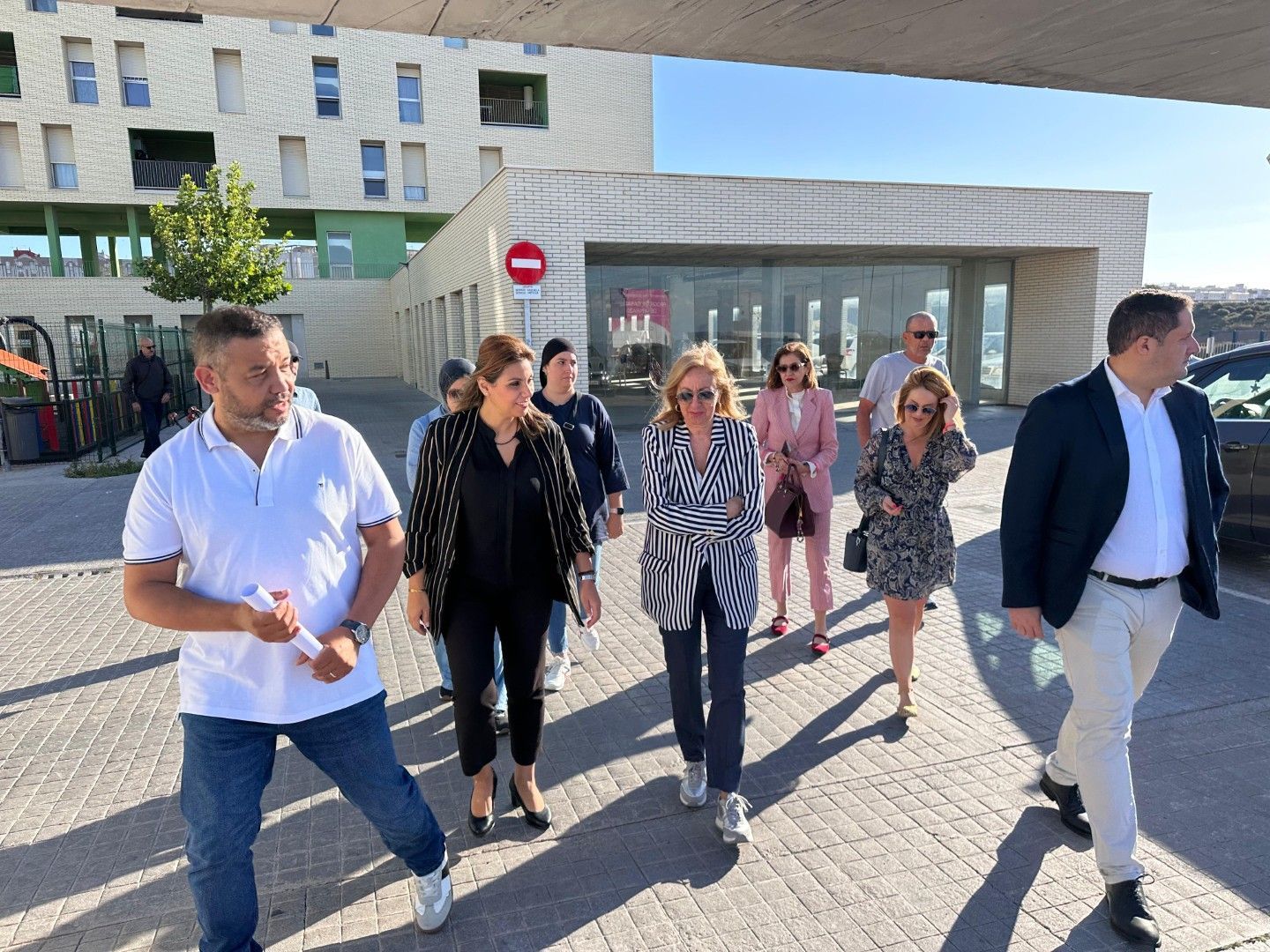 Miembros del gobierno local visitan la barriada de Loma Colmenar