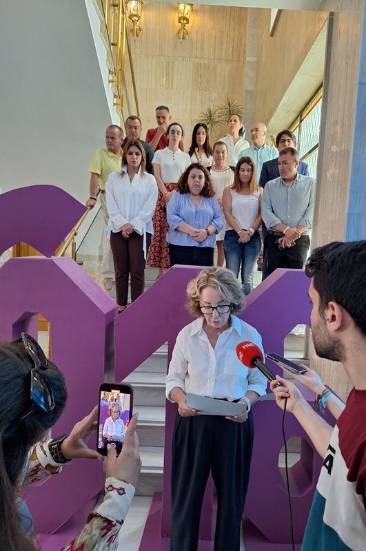 La Delegación del Gobierno guarda un minuto de silencio por la mujer asesinada en Málaga