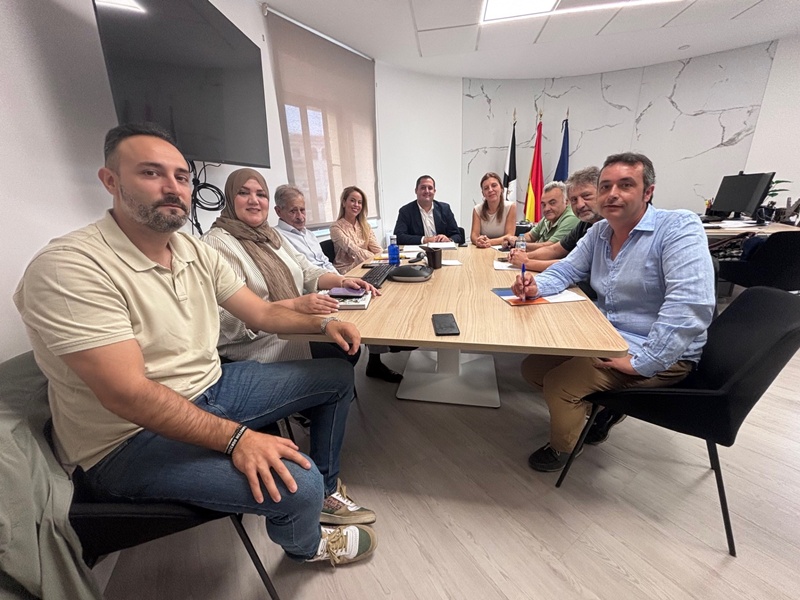 Alejandro Ramírez preside una reunión de coordinación para preparar “La Mochila”