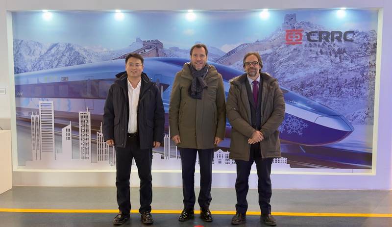 Óscar Puente visita en China las instalaciones del mayor fabricante mundial de trenes de alta velocidad