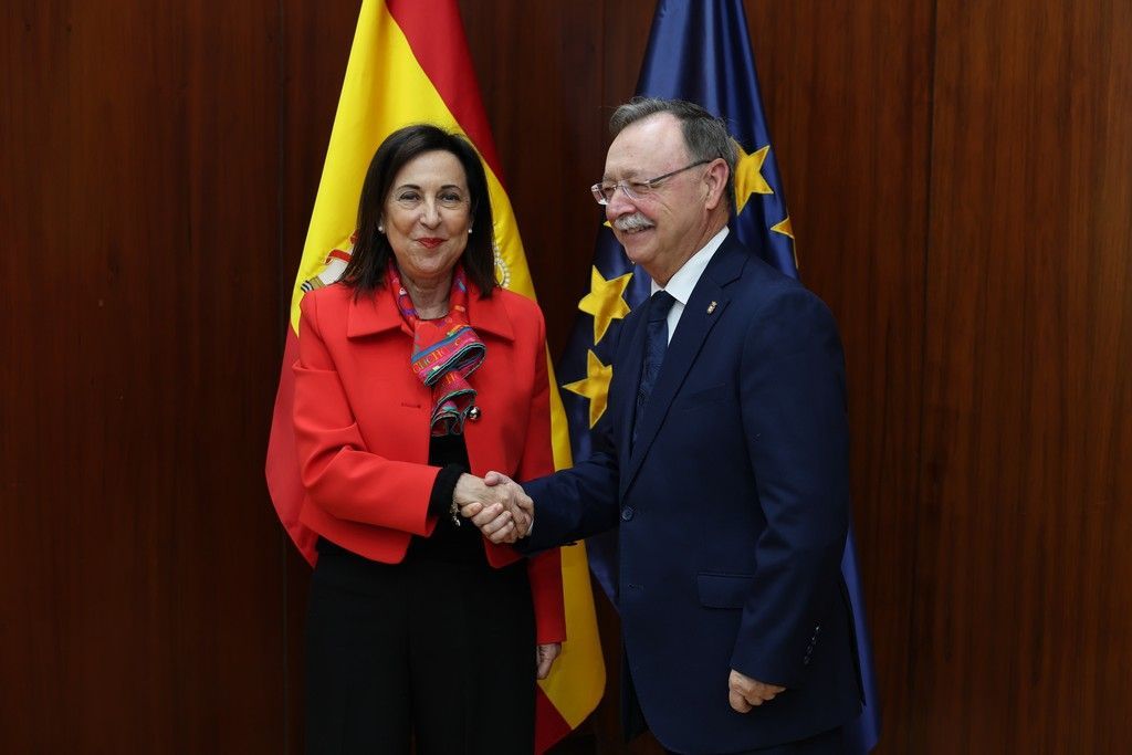 Vivas se reúne con la ministra de Defensa para impulsar la cesión gratuita de tres cuarteles
