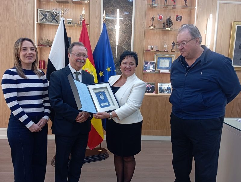 Juan Vivas reconoce la labor de Isabel María Gutiérrez como pregonera de la Semana Santa 2025