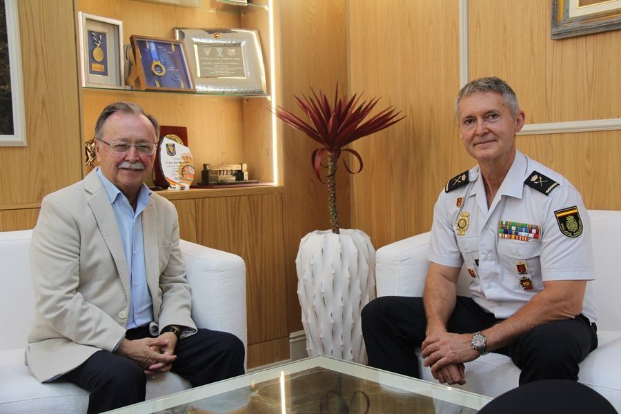 Juan Vivas y Cristina Pérez despiden al jefe superior de Policía