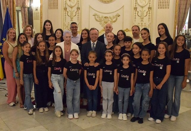 Juan Vivas recibe en el Palacio Municipal a los deportistas de la Federación de Gimnasia Rítmica