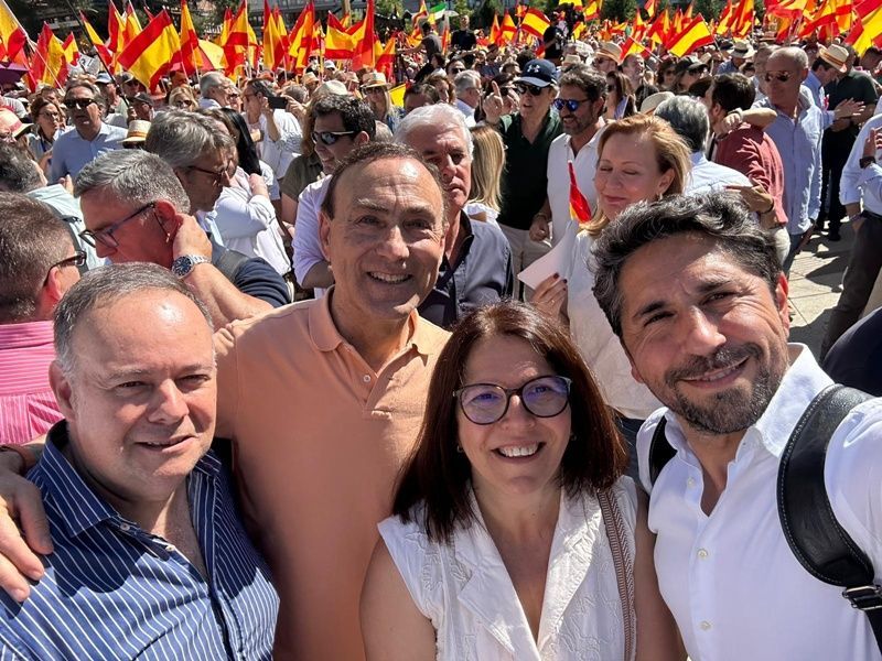 Feijóo convoca a los españoles a la revolución de la decencia y la libertad y exige a Sánchez que se rinda a la democracia y convoque elecciones  
