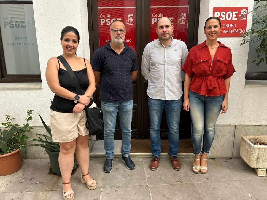 El PSOE de Ceuta y CCOO analizan la conectividad de la ciudad y el sistema de bonificaciones al transporte con la península