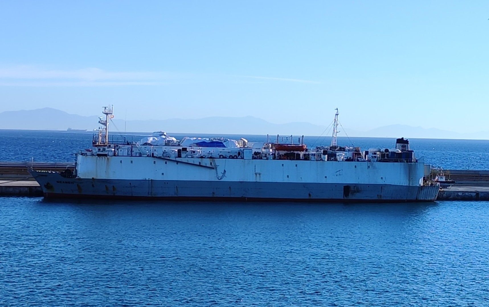 Un buque con bandera de Panamá realiza un derrame de gasoil en el puerto de Ceuta