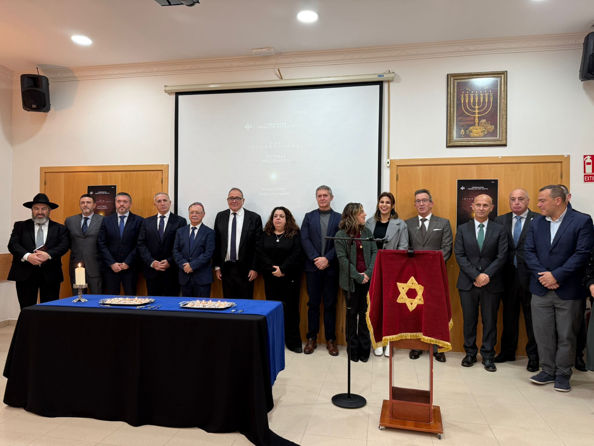 Foto de familia al finalizar el acto religioso